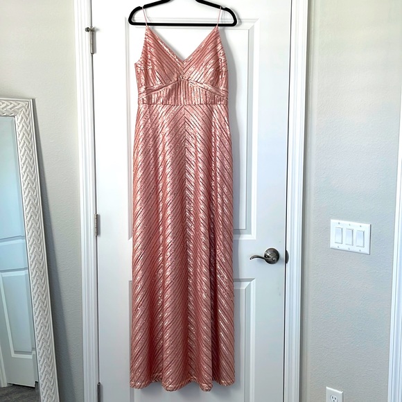 ✨NWOT✨ FLORENCE SEQUIN CHEVRON DRESS IN ROSE GOLD - Picture 3 of 5